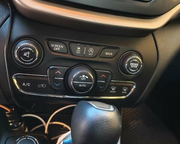 Білий Джип Cherokee, об'ємом двигуна 3.24 л та пробігом 131 тис. км за 13200 $, фото 13 на Automoto.ua