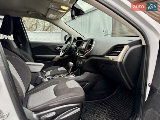 Белый Джип Чероки, объемом двигателя 2.36 л и пробегом 183 тыс. км за 11999 $, фото 25 на Automoto.ua