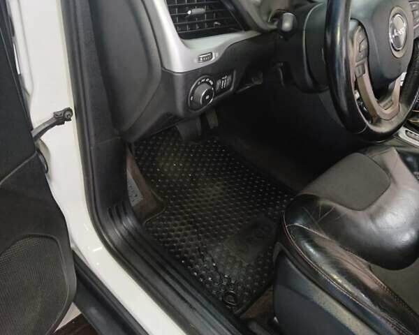 Джип Чероки 2017 в Кропивницком (Кировограде) на Automoto.ua Белый Джип Чероки, объемом двигателя 2.36 л и пробегом 217 тыс. км за 16500 $, фото 7 на Automoto.ua