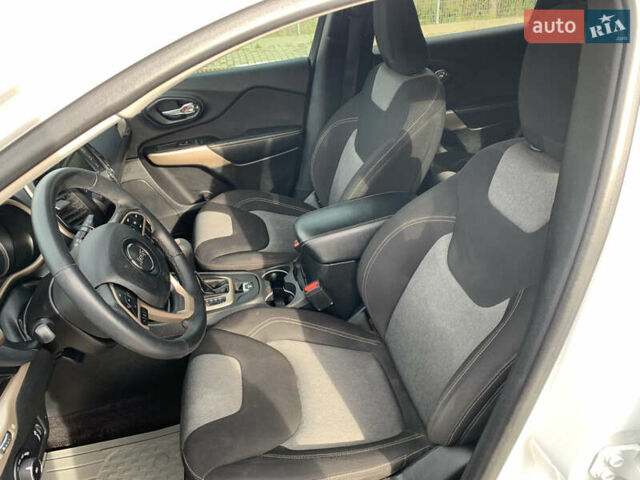 Белый Джип Чероки, объемом двигателя 2.36 л и пробегом 135 тыс. км за 12600 $, фото 10 на Automoto.ua