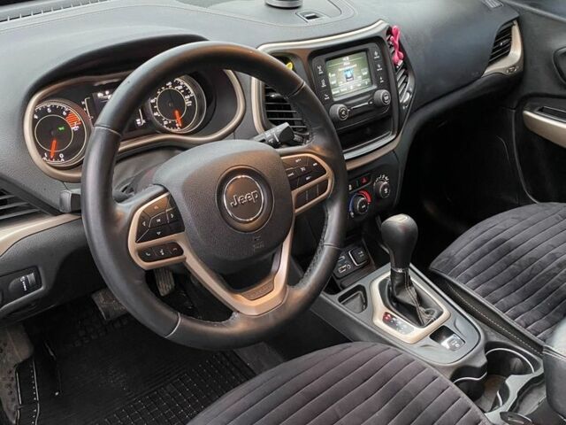 Білий Джип Cherokee, об'ємом двигуна 2.4 л та пробігом 71 тис. км за 15000 $, фото 1 на Automoto.ua