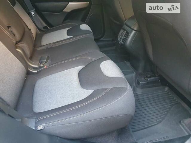 Білий Джип Cherokee, об'ємом двигуна 2.36 л та пробігом 115 тис. км за 14200 $, фото 23 на Automoto.ua