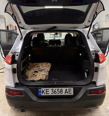 Белый Джип Чероки, объемом двигателя 2.36 л и пробегом 149 тыс. км за 14000 $, фото 11 на Automoto.ua