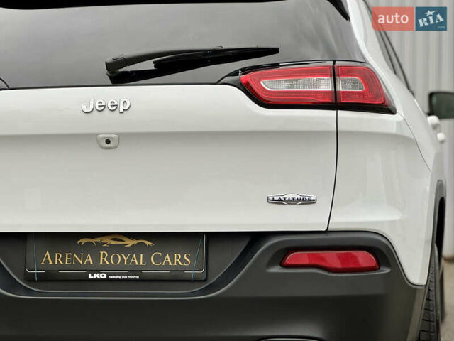 Белый Джип Чероки, объемом двигателя 2.36 л и пробегом 183 тыс. км за 11999 $, фото 12 на Automoto.ua