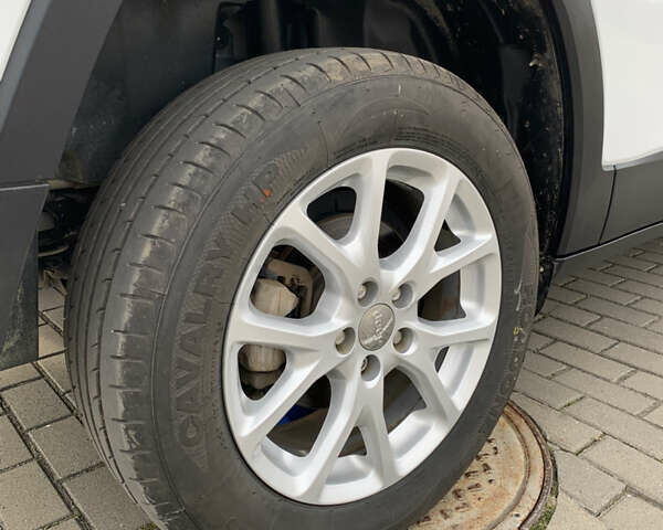 Белый Джип Чероки, объемом двигателя 2.36 л и пробегом 135 тыс. км за 12600 $, фото 24 на Automoto.ua