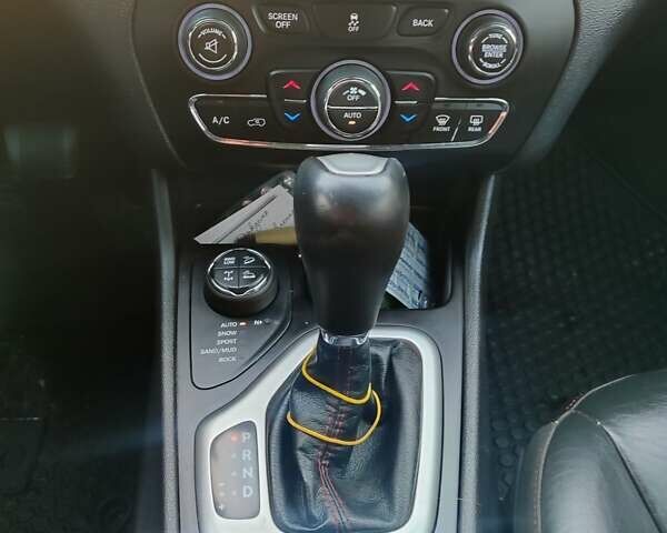 Джип Чероки 2017 в Кропивницком (Кировограде) на Automoto.ua Белый Джип Чероки, объемом двигателя 2.36 л и пробегом 217 тыс. км за 16500 $, фото 14 на Automoto.ua