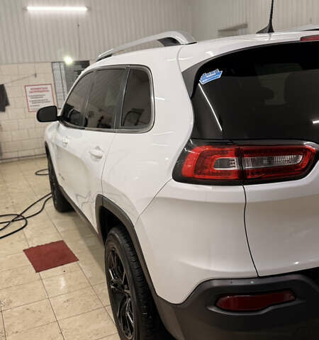 Белый Джип Чероки, объемом двигателя 2.36 л и пробегом 149 тыс. км за 14000 $, фото 9 на Automoto.ua