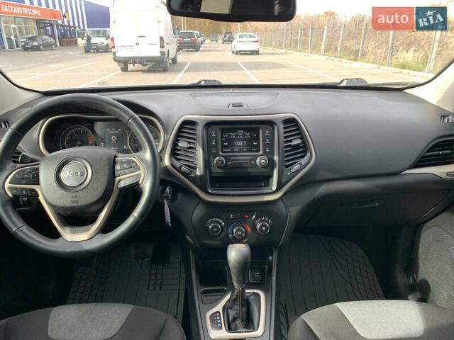 Белый Джип Чероки, объемом двигателя 2.36 л и пробегом 135 тыс. км за 12600 $, фото 9 на Automoto.ua