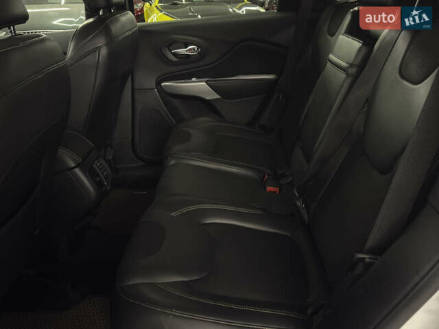 Джип Cherokee 2017 у Миколаєві на Automoto.ua Білий Джип Cherokee, об'ємом двигуна 2.36 л та пробігом 107 тис. км за 12999 $, фото 21 на Automoto.ua