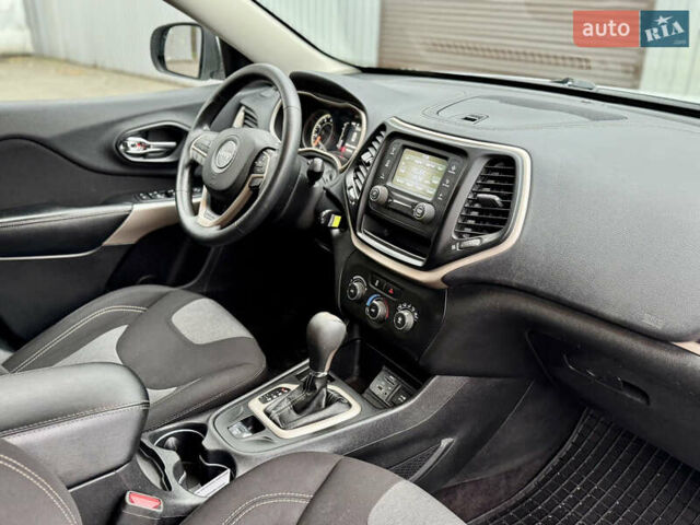 Белый Джип Чероки, объемом двигателя 2.36 л и пробегом 183 тыс. км за 11999 $, фото 26 на Automoto.ua