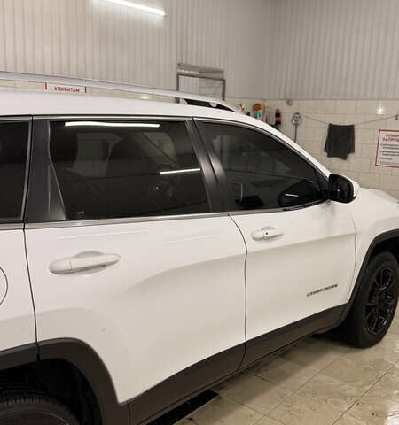 Белый Джип Чероки, объемом двигателя 2.36 л и пробегом 149 тыс. км за 14000 $, фото 5 на Automoto.ua