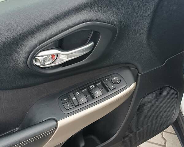 Білий Джип Cherokee, об'ємом двигуна 2.36 л та пробігом 115 тис. км за 14200 $, фото 29 на Automoto.ua