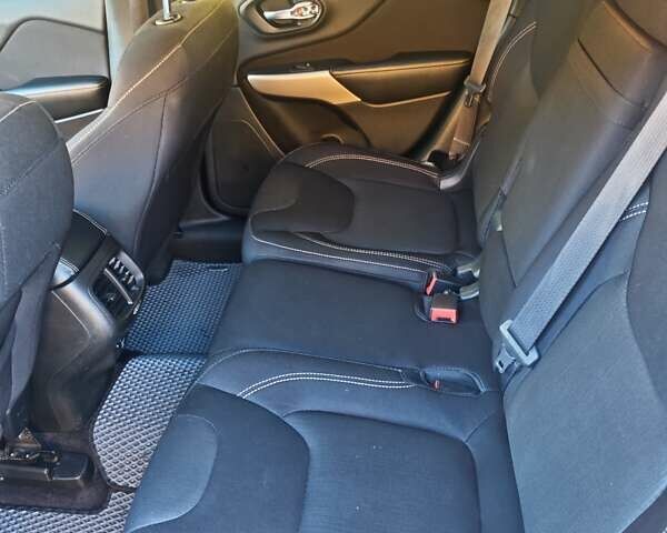 Білий Джип Cherokee, об'ємом двигуна 3.24 л та пробігом 131 тис. км за 13200 $, фото 22 на Automoto.ua