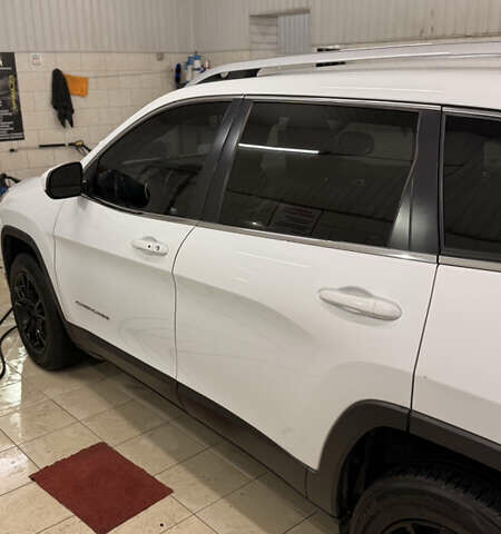 Белый Джип Чероки, объемом двигателя 2.36 л и пробегом 149 тыс. км за 14000 $, фото 6 на Automoto.ua