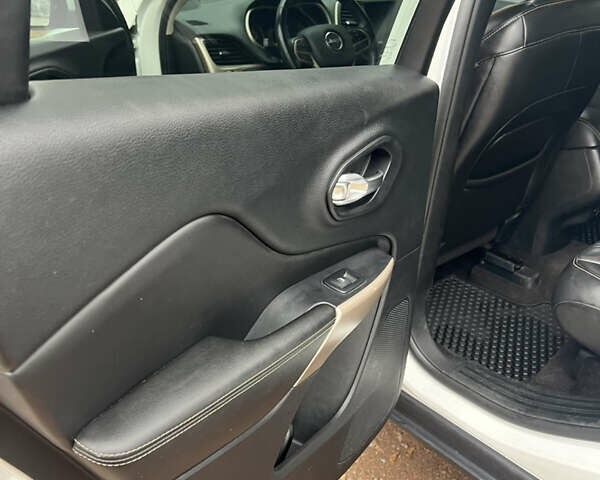 Белый Джип Чероки, объемом двигателя 3.2 л и пробегом 113 тыс. км за 15200 $, фото 20 на Automoto.ua