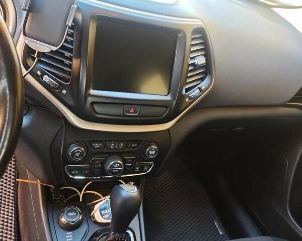 Білий Джип Cherokee, об'ємом двигуна 3.24 л та пробігом 131 тис. км за 13200 $, фото 11 на Automoto.ua