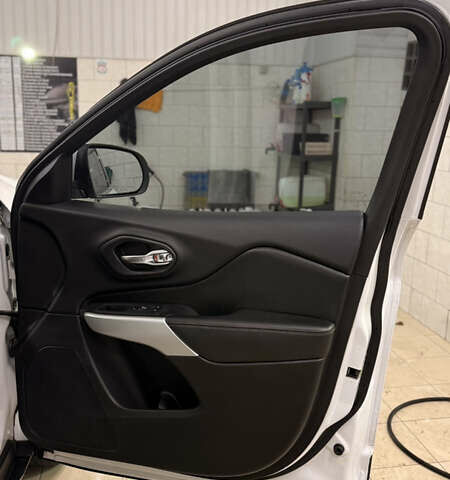 Белый Джип Чероки, объемом двигателя 2.36 л и пробегом 149 тыс. км за 14000 $, фото 19 на Automoto.ua