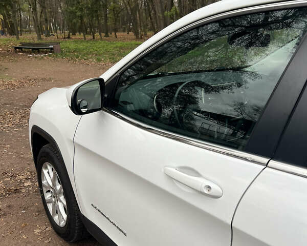 Белый Джип Чероки, объемом двигателя 3.2 л и пробегом 113 тыс. км за 15200 $, фото 4 на Automoto.ua