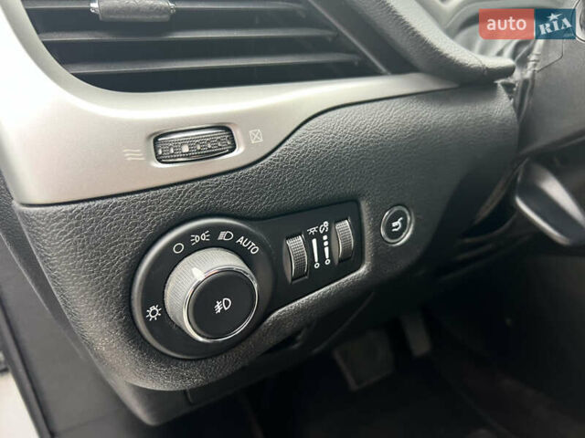 Білий Джип Cherokee, об'ємом двигуна 2.36 л та пробігом 146 тис. км за 13700 $, фото 11 на Automoto.ua