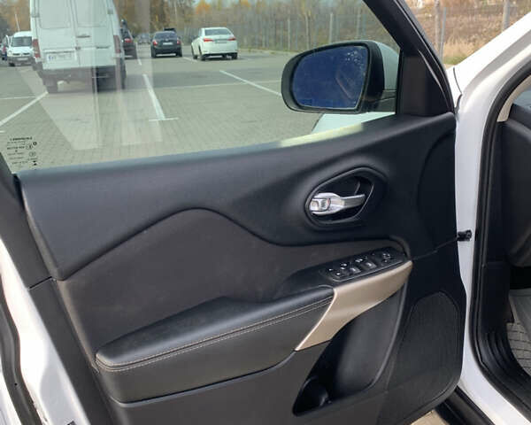 Белый Джип Чероки, объемом двигателя 2.36 л и пробегом 135 тыс. км за 12600 $, фото 11 на Automoto.ua