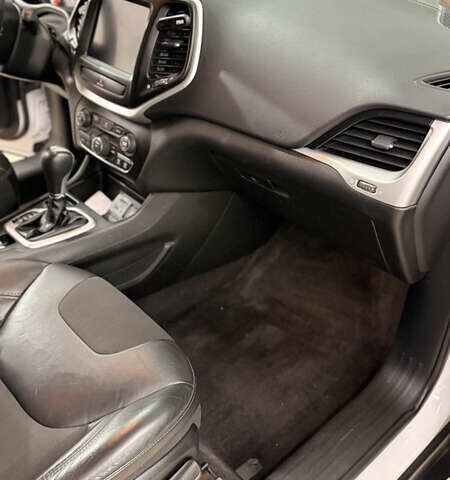 Белый Джип Чероки, объемом двигателя 2.36 л и пробегом 149 тыс. км за 14000 $, фото 17 на Automoto.ua