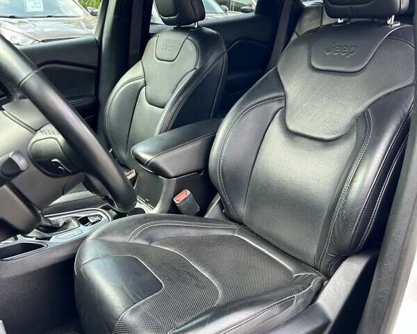 Белый Джип Чероки, объемом двигателя 2.36 л и пробегом 127 тыс. км за 17400 $, фото 25 на Automoto.ua