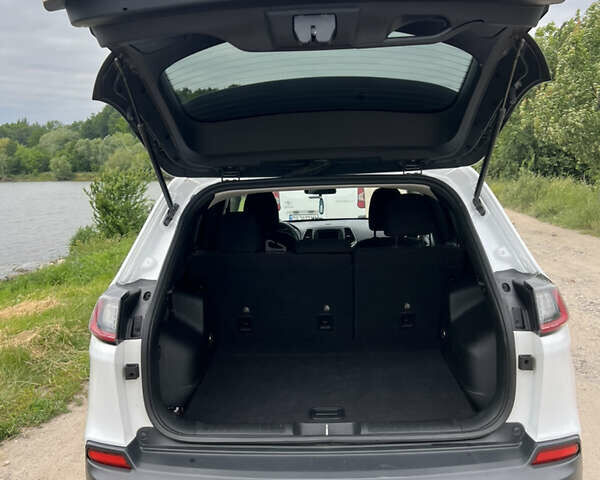 Джип Чероки 2018 в Хмельницком на Automoto.ua Белый Джип Чероки, объемом двигателя 2.36 л и пробегом 165 тыс. км за 19000 $, фото 2 на Automoto.ua