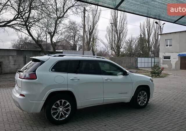 Белый Джип Чероки, объемом двигателя 2.36 л и пробегом 137 тыс. км за 16000 $, фото 3 на Automoto.ua