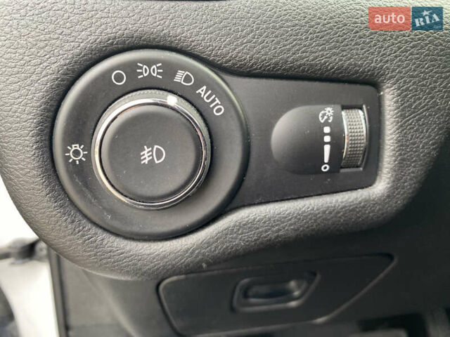 Білий Джип Cherokee, об'ємом двигуна 2.36 л та пробігом 149 тис. км за 13800 $, фото 24 на Automoto.ua