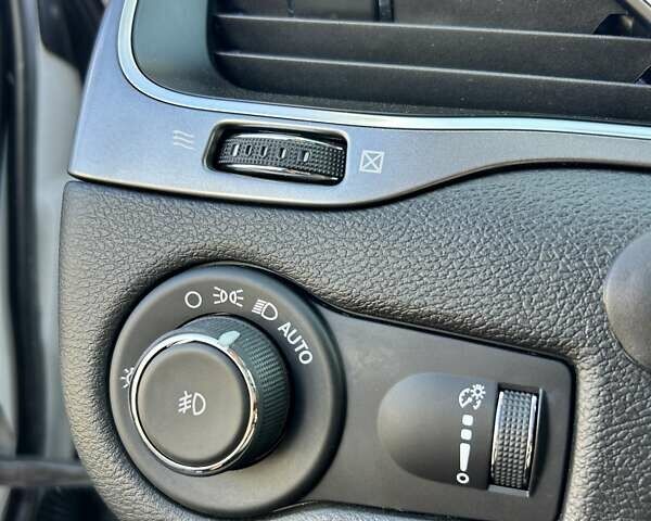 Білий Джип Cherokee, об'ємом двигуна 2.36 л та пробігом 101 тис. км за 17300 $, фото 25 на Automoto.ua