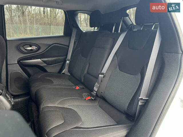 Белый Джип Чероки, объемом двигателя 2.36 л и пробегом 73 тыс. км за 15900 $, фото 17 на Automoto.ua