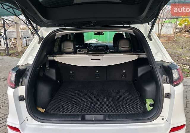 Белый Джип Чероки, объемом двигателя 2.36 л и пробегом 137 тыс. км за 16000 $, фото 19 на Automoto.ua