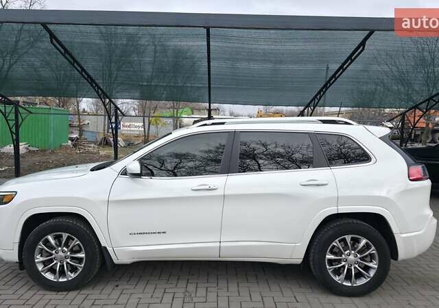 Белый Джип Чероки, объемом двигателя 2.36 л и пробегом 137 тыс. км за 16000 $, фото 1 на Automoto.ua