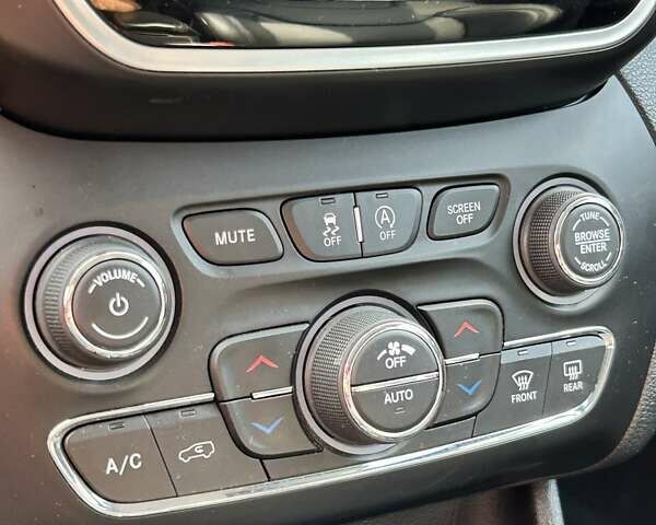 Білий Джип Cherokee, об'ємом двигуна 2.36 л та пробігом 127 тис. км за 17400 $, фото 20 на Automoto.ua