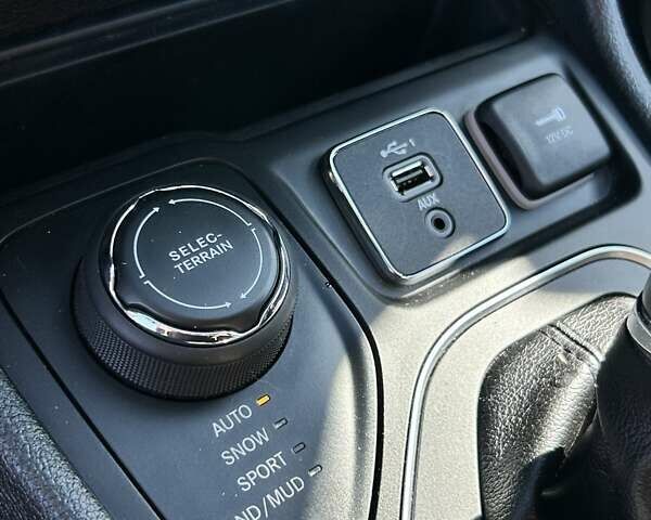 Білий Джип Cherokee, об'ємом двигуна 2.36 л та пробігом 101 тис. км за 17300 $, фото 27 на Automoto.ua