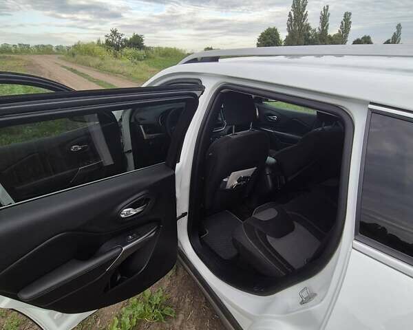 Білий Джип Cherokee, об'ємом двигуна 2.36 л та пробігом 210 тис. км за 12500 $, фото 12 на Automoto.ua