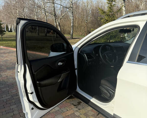 Белый Джип Чероки, объемом двигателя 2.4 л и пробегом 134 тыс. км за 16350 $, фото 15 на Automoto.ua