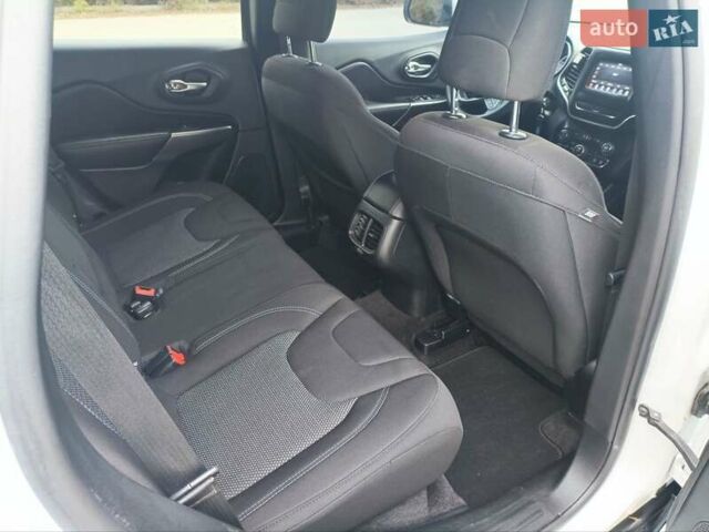 Белый Джип Чероки, объемом двигателя 2.36 л и пробегом 188 тыс. км за 14250 $, фото 11 на Automoto.ua