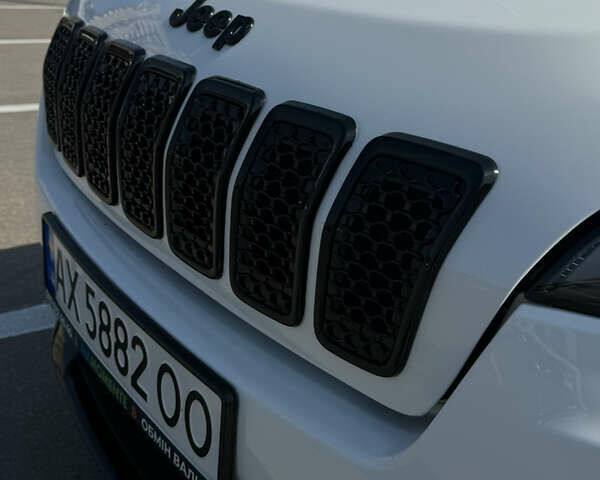 Белый Джип Чероки, объемом двигателя 2.4 л и пробегом 142 тыс. км за 16000 $, фото 3 на Automoto.ua