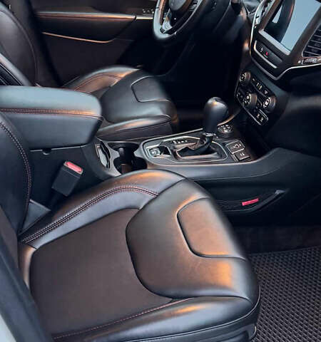 Білий Джип Cherokee, об'ємом двигуна 3.24 л та пробігом 102 тис. км за 22000 $, фото 12 на Automoto.ua