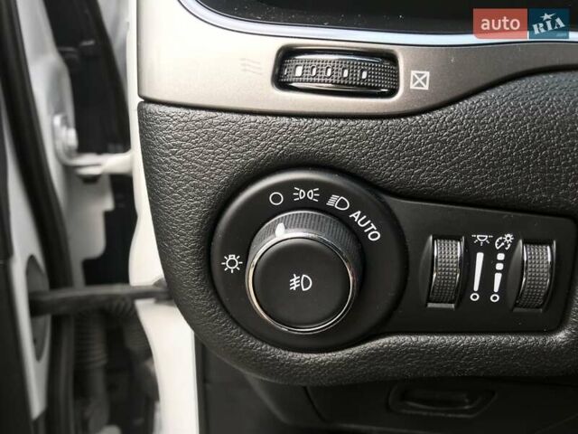 Білий Джип Cherokee, об'ємом двигуна 2.36 л та пробігом 46 тис. км за 17900 $, фото 10 на Automoto.ua