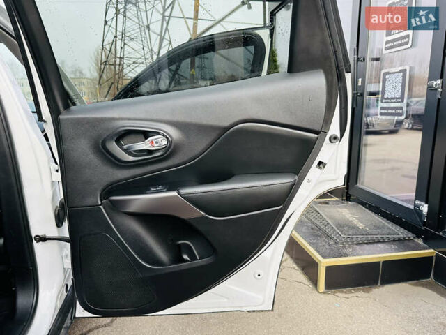 Білий Джип Cherokee, об'ємом двигуна 2.36 л та пробігом 150 тис. км за 17900 $, фото 21 на Automoto.ua