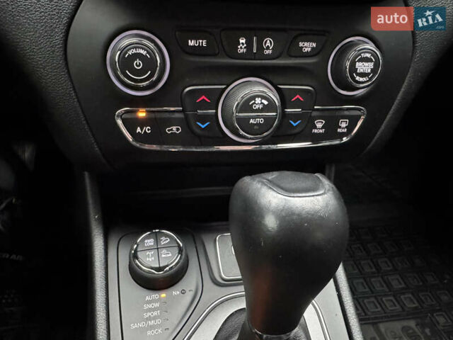 Білий Джип Cherokee, об'ємом двигуна 3.24 л та пробігом 125 тис. км за 18500 $, фото 21 на Automoto.ua