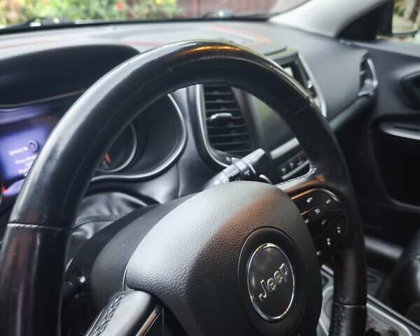 Білий Джип Cherokee, об'ємом двигуна 3.2 л та пробігом 173 тис. км за 21500 $, фото 4 на Automoto.ua