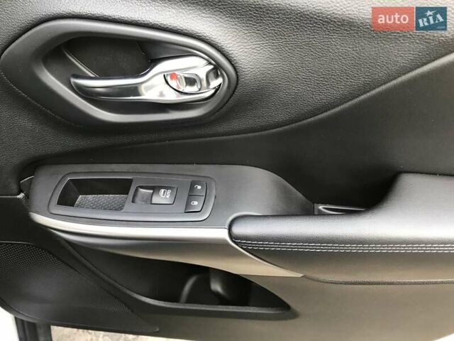 Білий Джип Cherokee, об'ємом двигуна 2.36 л та пробігом 46 тис. км за 17900 $, фото 20 на Automoto.ua