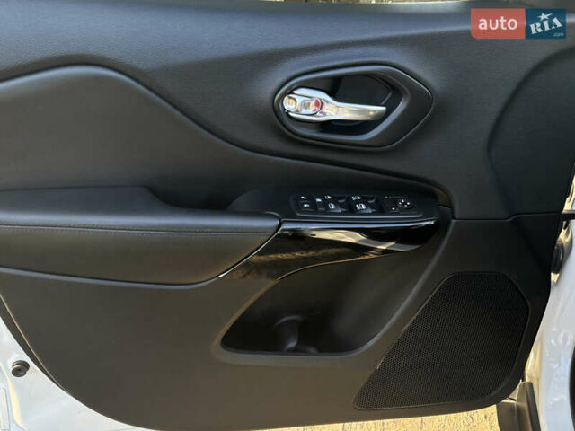 Белый Джип Чероки, объемом двигателя 2.4 л и пробегом 142 тыс. км за 16000 $, фото 14 на Automoto.ua