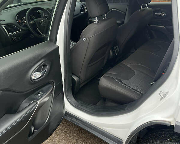 Білий Джип Cherokee, об'ємом двигуна 2.36 л та пробігом 157 тис. км за 15500 $, фото 9 на Automoto.ua