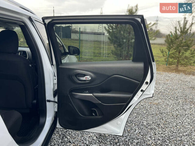 Белый Джип Чероки, объемом двигателя 2.36 л и пробегом 73 тыс. км за 15900 $, фото 21 на Automoto.ua