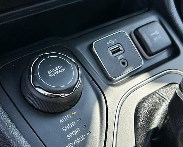 Белый Джип Чероки, объемом двигателя 2.36 л и пробегом 101 тыс. км за 17300 $, фото 28 на Automoto.ua