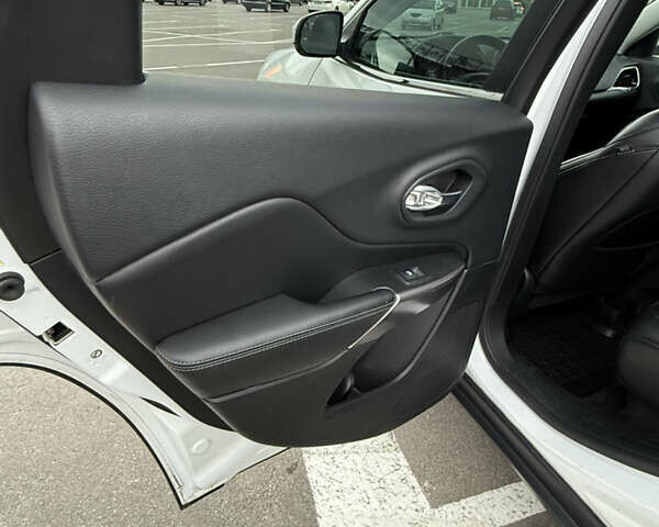 Джип Cherokee 2018 у Києві на Automoto.ua Білий Джип Cherokee, об'ємом двигуна 3.24 л та пробігом 308 тис. км за 14400 $, фото 6 на Automoto.ua